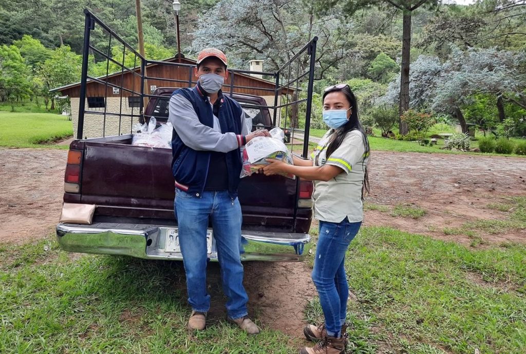 Familias reciben más de 8 mil kits básicos de alimentos cempro cementos progreso guatemala