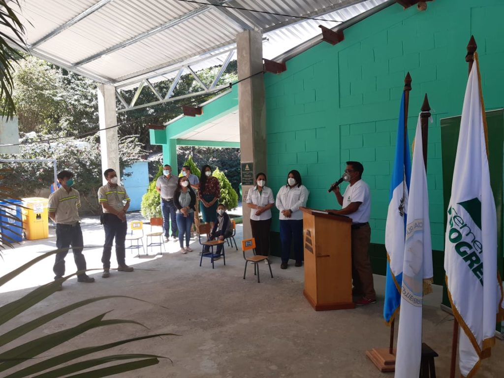 Alumnos de primaria en aldea Cucajol con nueva infraestructura cempro cementos progreso guatemala