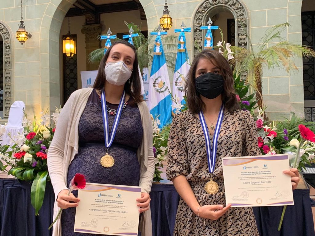 reconocimiento de mintrab hacia 2 colaboradras de Progreso Guatemala
