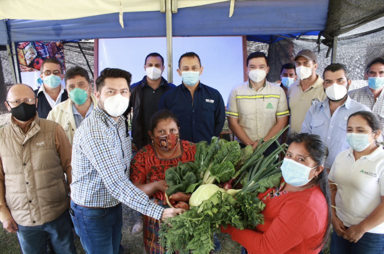 Agricultores de San Juan Sacatepéquez y delegados del Mineduc, MARN y Progreso