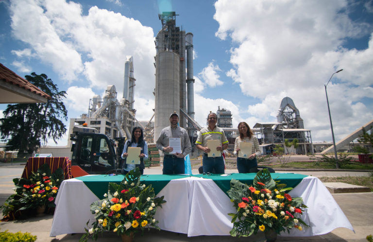Embajador de Estados Unidos William Popp y Directora USAID Anu Rajaraman visitan planta san gabriel san juan sacatepequez