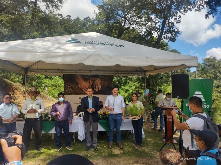 En áreas aledañas a San Juan Sacatepéquez, con vocación forestal se sembraran los árboles cempro cementos progreso Guatemala