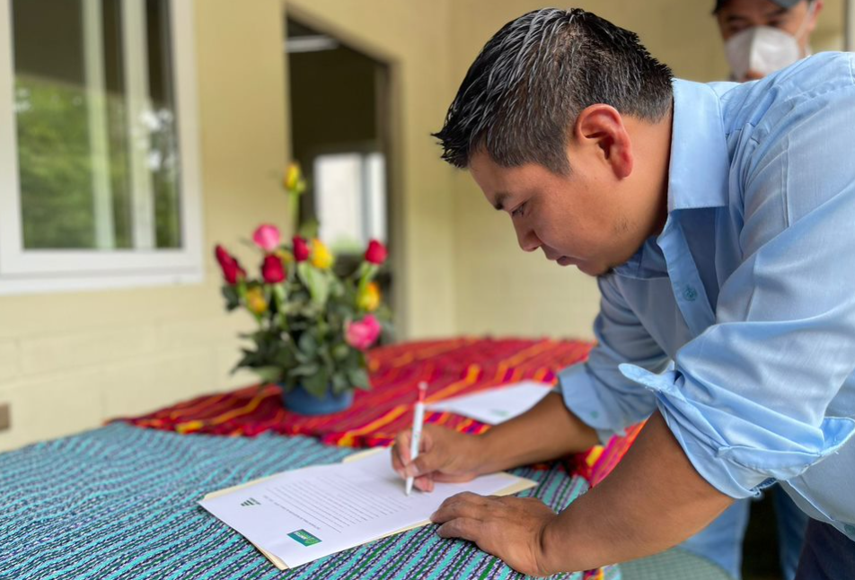 Jorge Mario Raxón recibe su nuevo hogar guatemala cempro cementos progreso juntos por