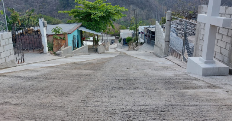 La calle es el principal acceso de la comunidad Revista Granito de Arena cempro cementos progreso guatemala