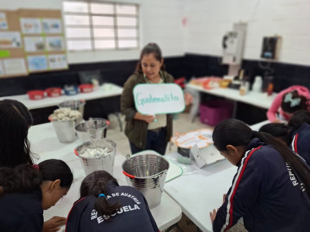 dias de ciencia y geologia con ninas de escuela republica de austria cempro guatemala