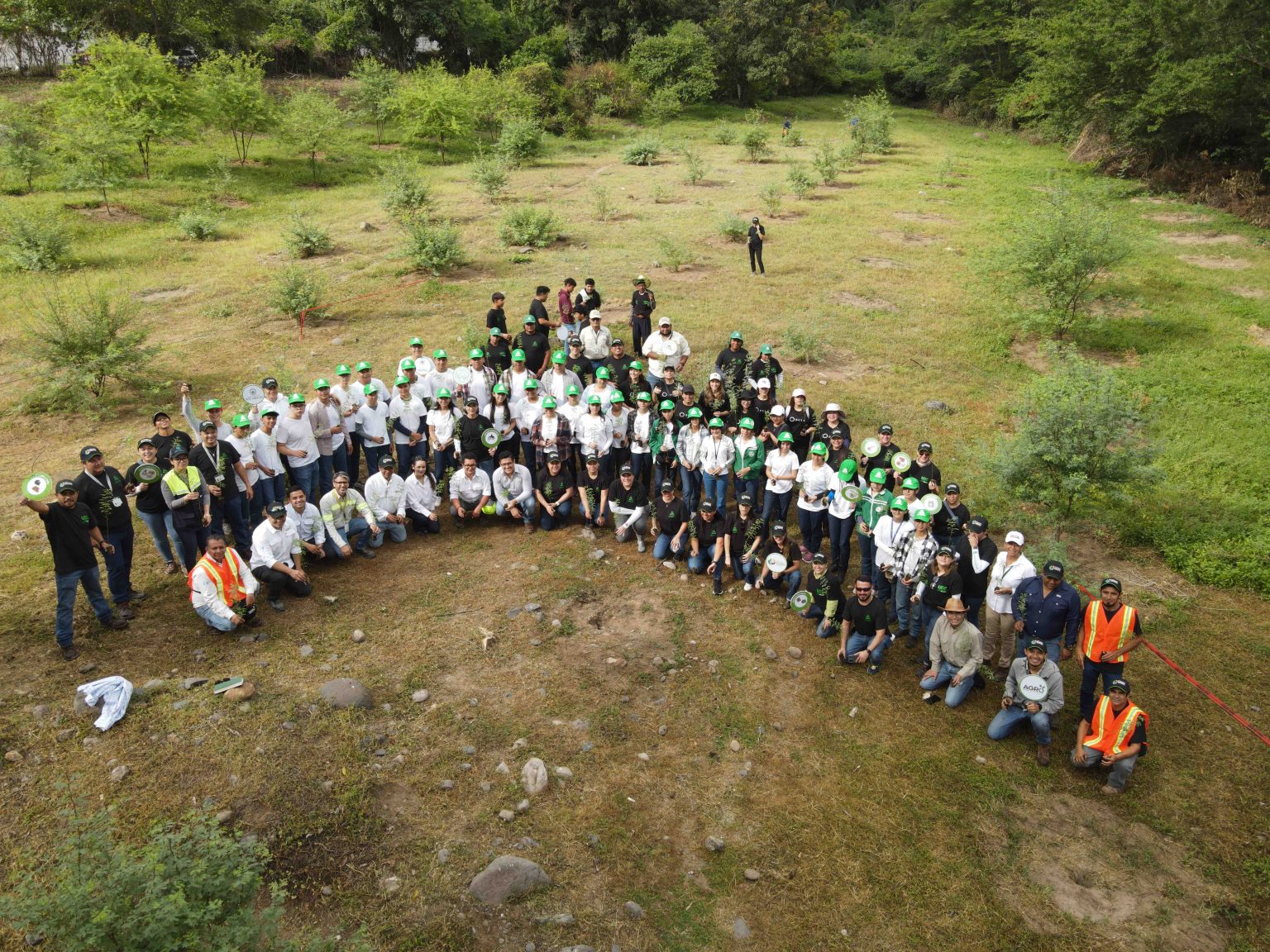 colegio ena reforesta con arbol de mezquite en sanarate cementos progreso guatemala